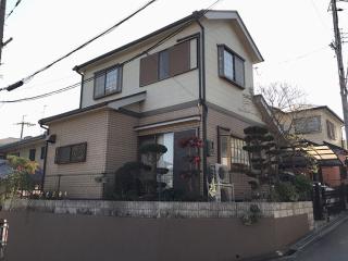 施工前です。
一見キレイに見える外壁も、よく見ると所々剥がれてきています。